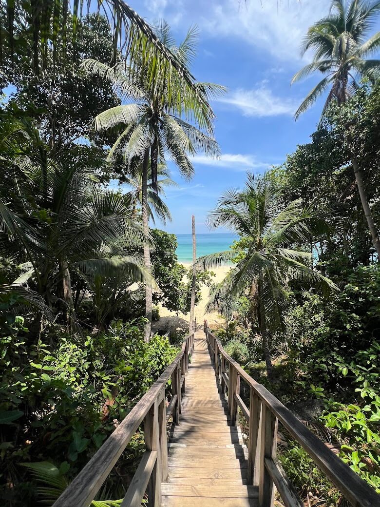 สะพานไม้หาดในทอน เช่ารถไฟฟ้าเที่ยวภูเก็ต