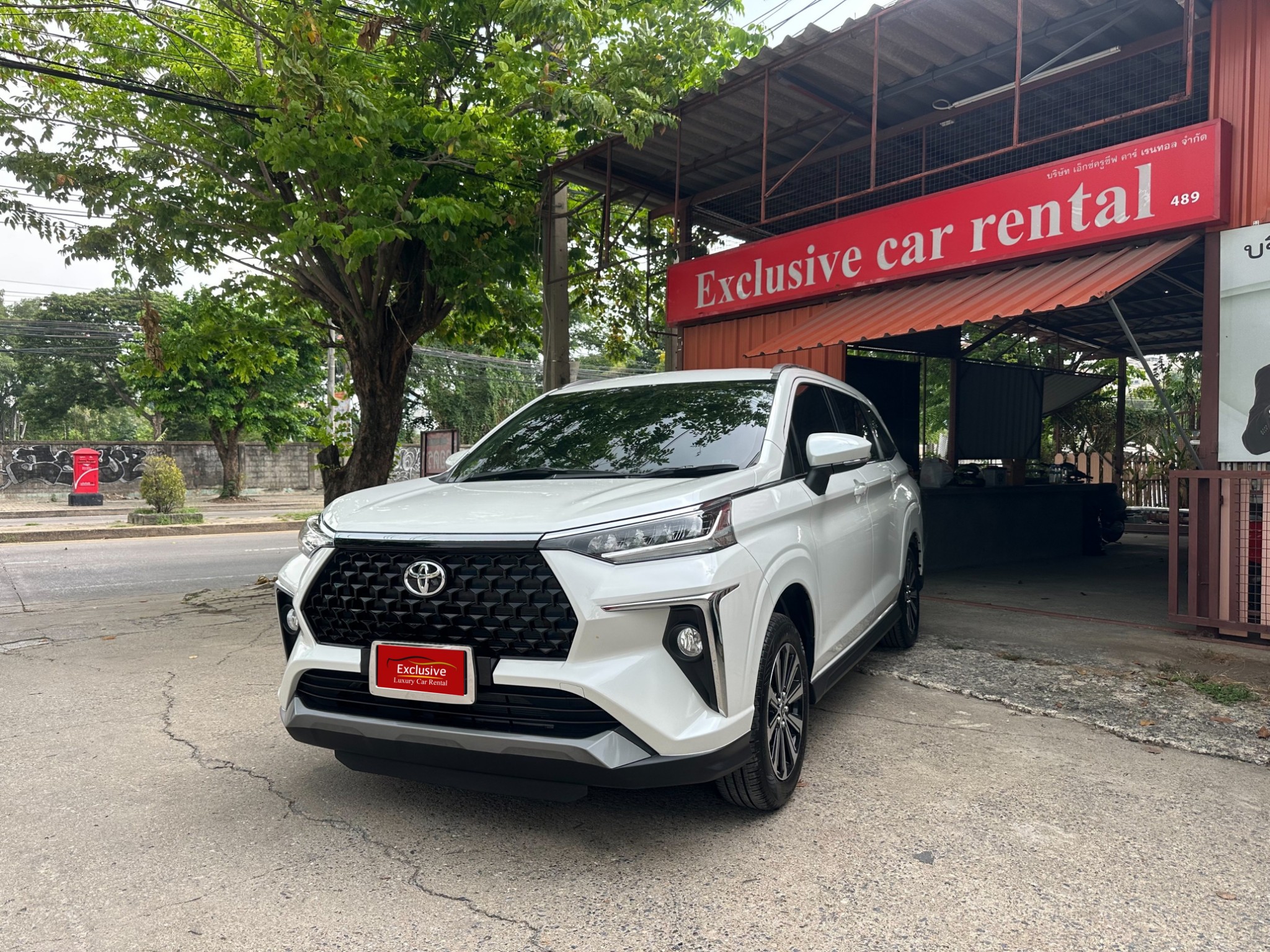 Toyota Veloz 2025 是一款为家庭设计的中型 MPV，可容纳多达 7 名乘客，车内空间宽敞，并提供大量行李储存空间，搭载 1.5 升发动机。  