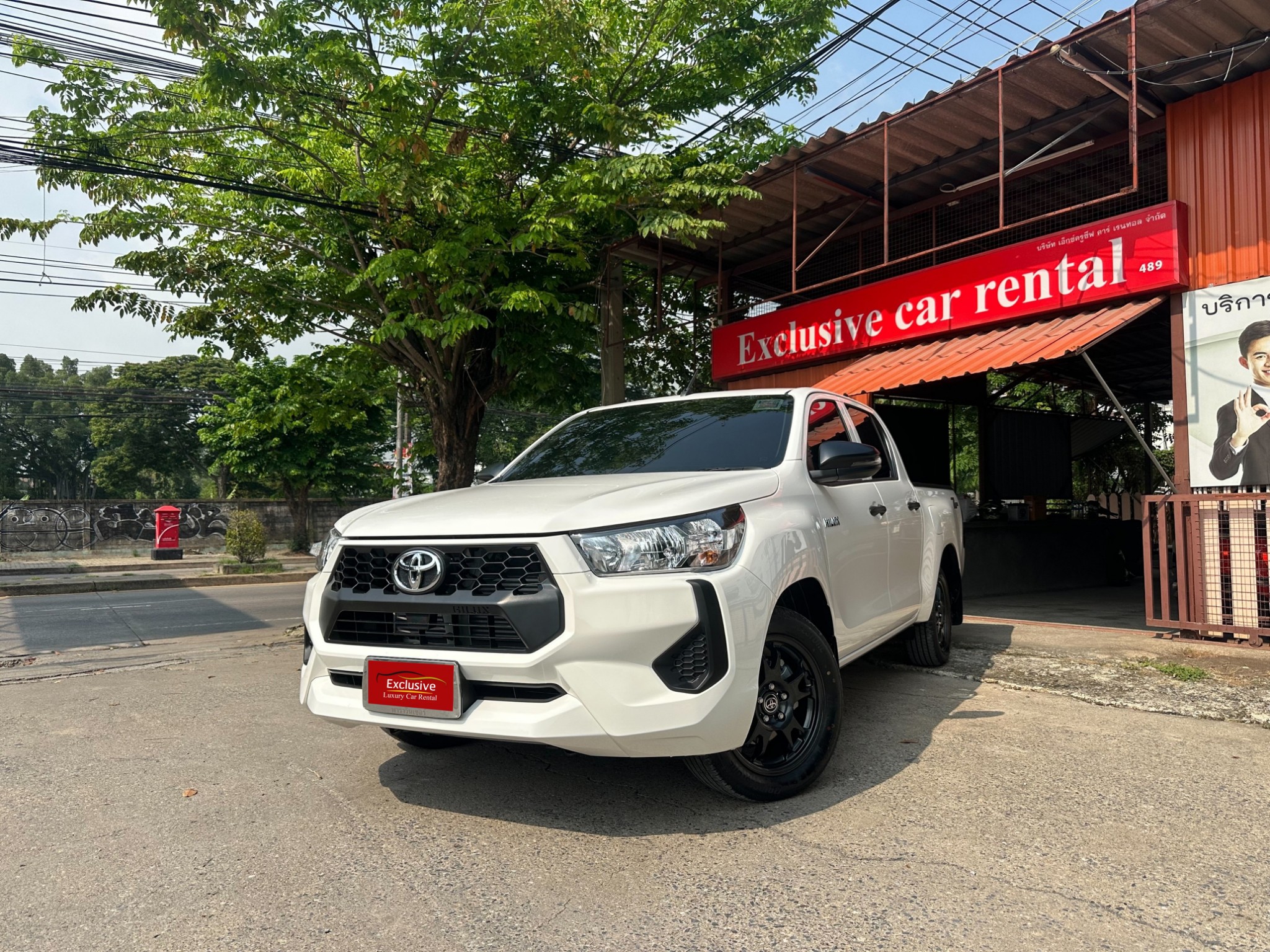 Toyota Revo 2025 是一款中型皮卡，具备出色的耐用性和强劲的动力，能够轻松应对各种路况。无论是城市通勤还是崎岖地形使用，都非常适合。外观设计坚固有力，搭载 2.4 升柴油发动机，动力十足。