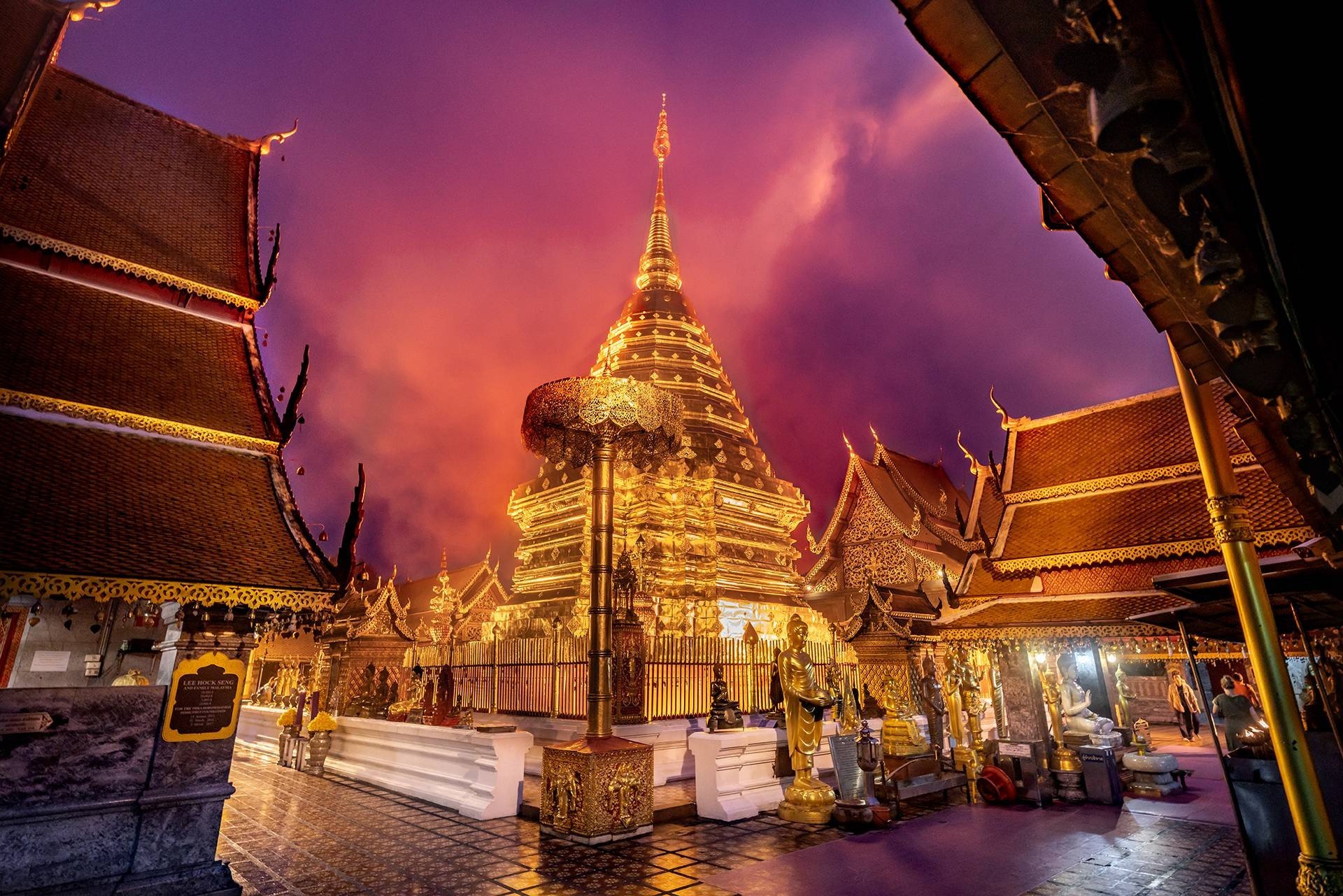 วัดพระธาตุดอยสุเทพ: วัดที่มีชื่อเสียงและเป็นจุดชมวิวที่สวยงามของเมืองเชียงใหม่
