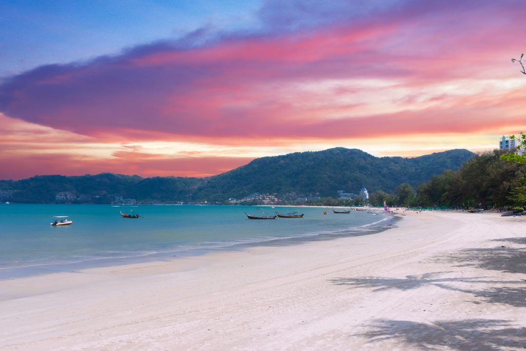 หาดกะรน: หาดที่มีบรรยากาศที่สนุกสนานและเป็นจุดท่องเที่ยวที่ยอดเยี่ยม