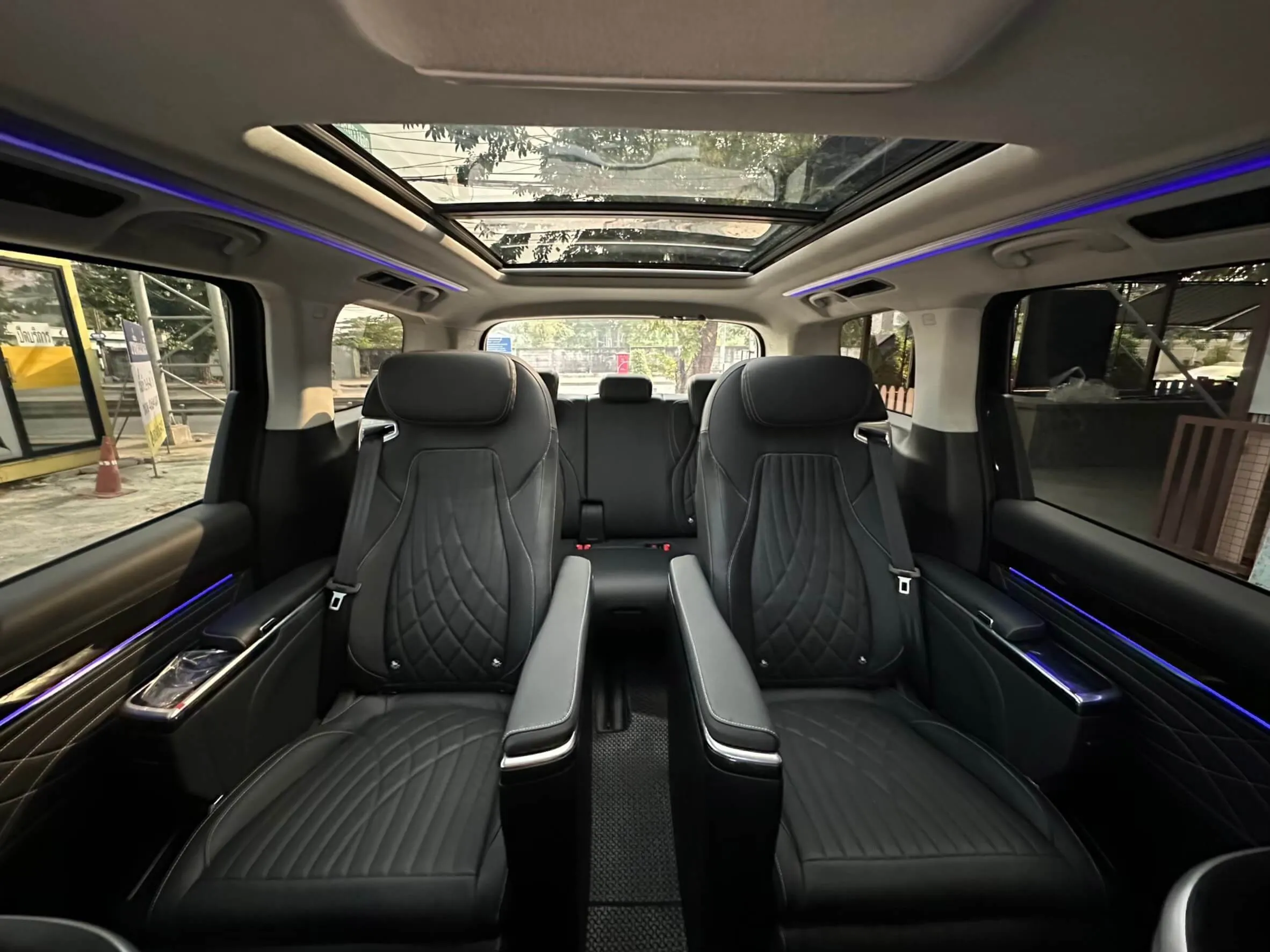 เช่ารถตู้พร้อมคนขับ Maxus 9 ด้านใน