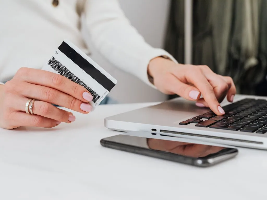 คนถือบัตรเครดิต เพื่อคืนวงเงิน ประกันรถเช่า