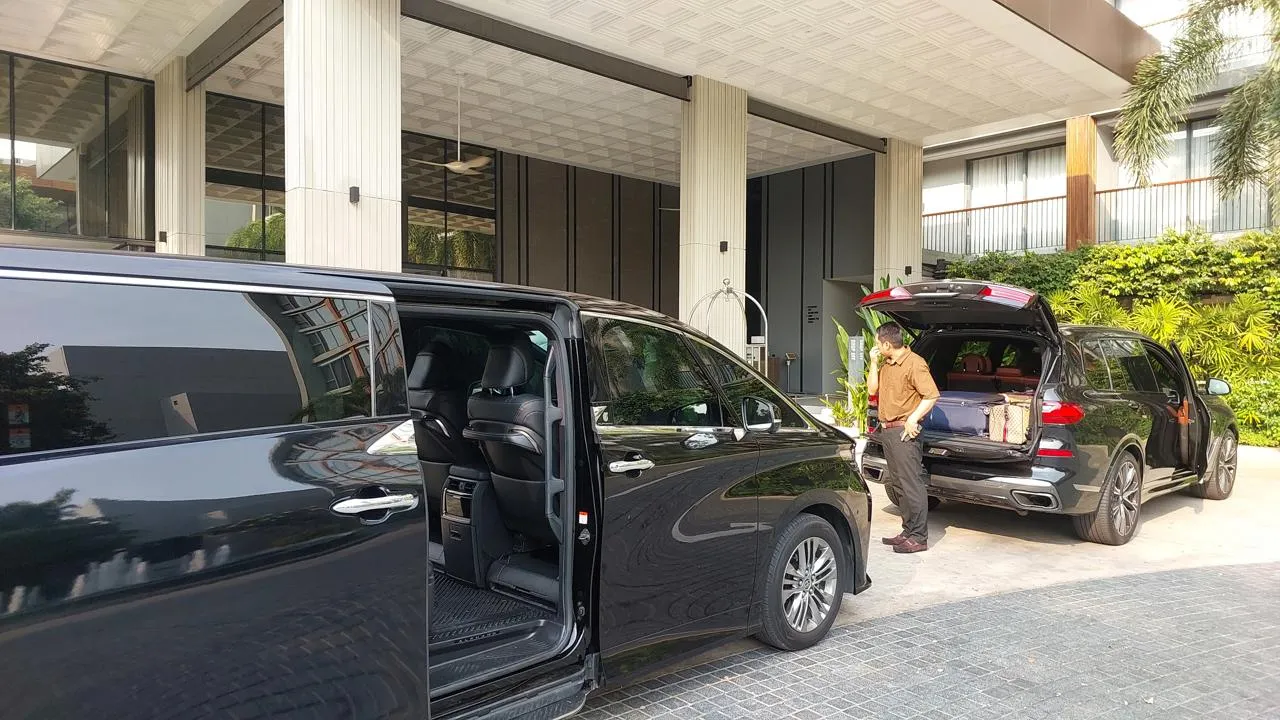 Toyota Alphard 2024 The ultimate in family luxury! Make this Songkran holiday extra special with a premium 7-seater. Spacious and ultra-comfortable seating makes it ideal for long trips with family — or a classy ride for VIP guests.