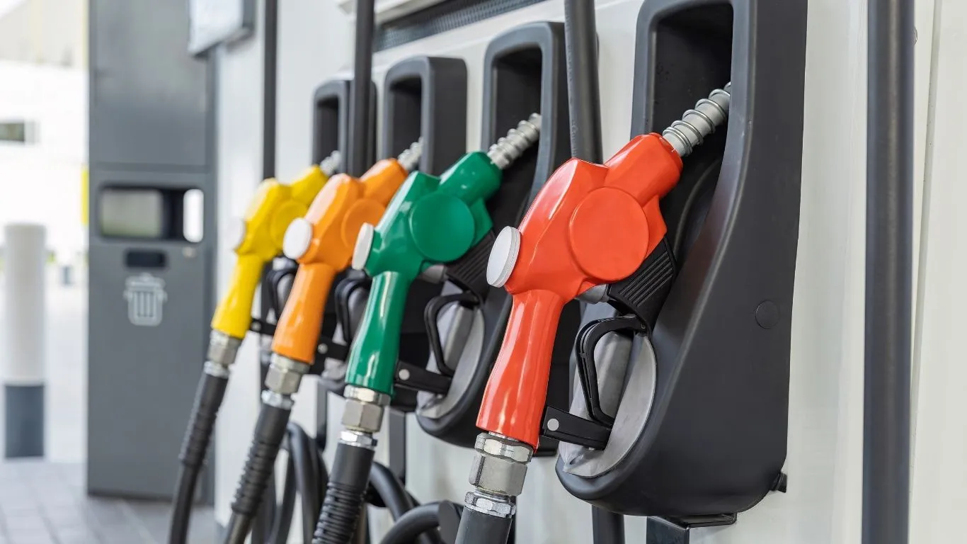 ปั๊มน้ำมัน น้ำมันแพงในไทยควรทำอย่างไร