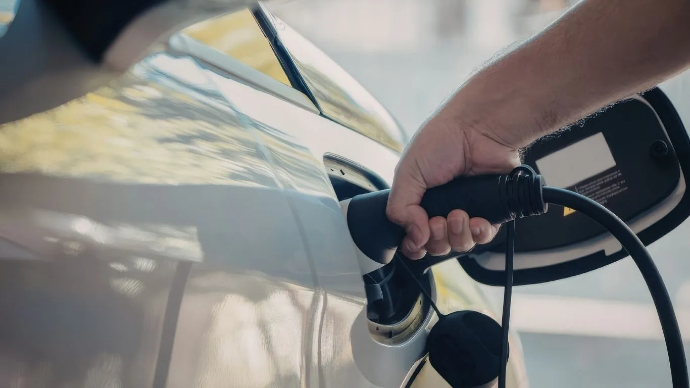 น้ำมันแพงในไทยควรทำอย่างไร หันมาเช่ารถไฟฟ้า eV แทน